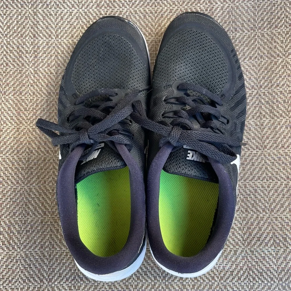 Nike kids shoes size (Y7)